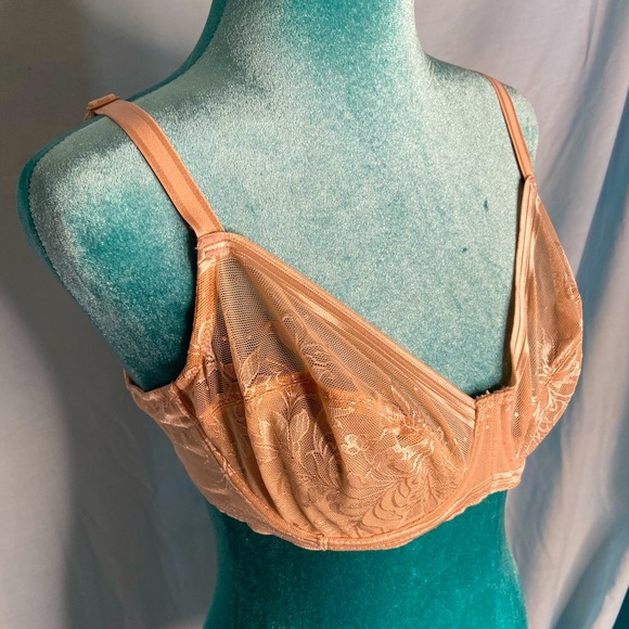 Wacoal Other - Wacoal: vintage beige bra with floral detailing